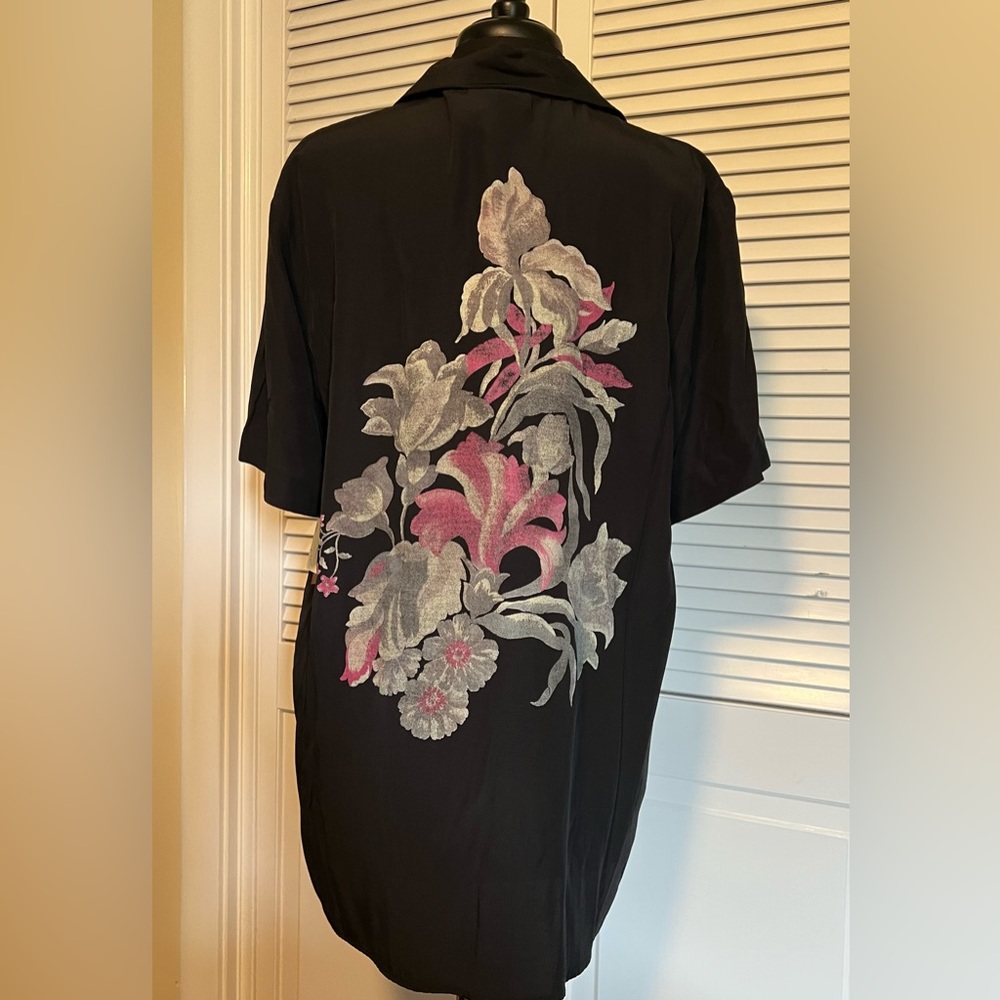 Vintage 80s women’s black rayon acetate shirt with large floral back. Size 14-16